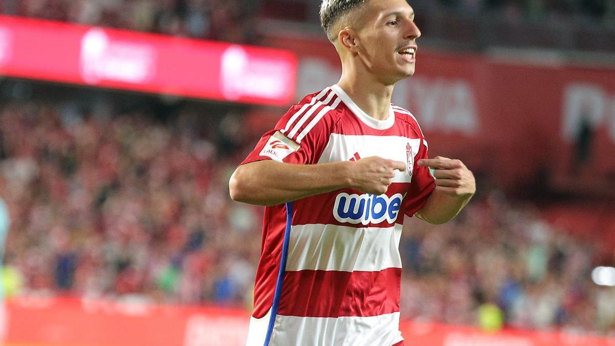 Bryan Zaragoza celebra un gol con el Granada.