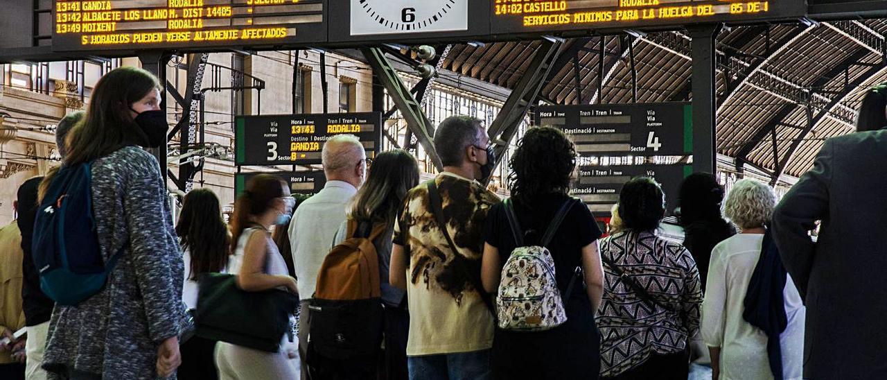 Usuarios esperan en la Estación del Norte para coger un tren de Cercanías.  | GERMÁN CABALLERO