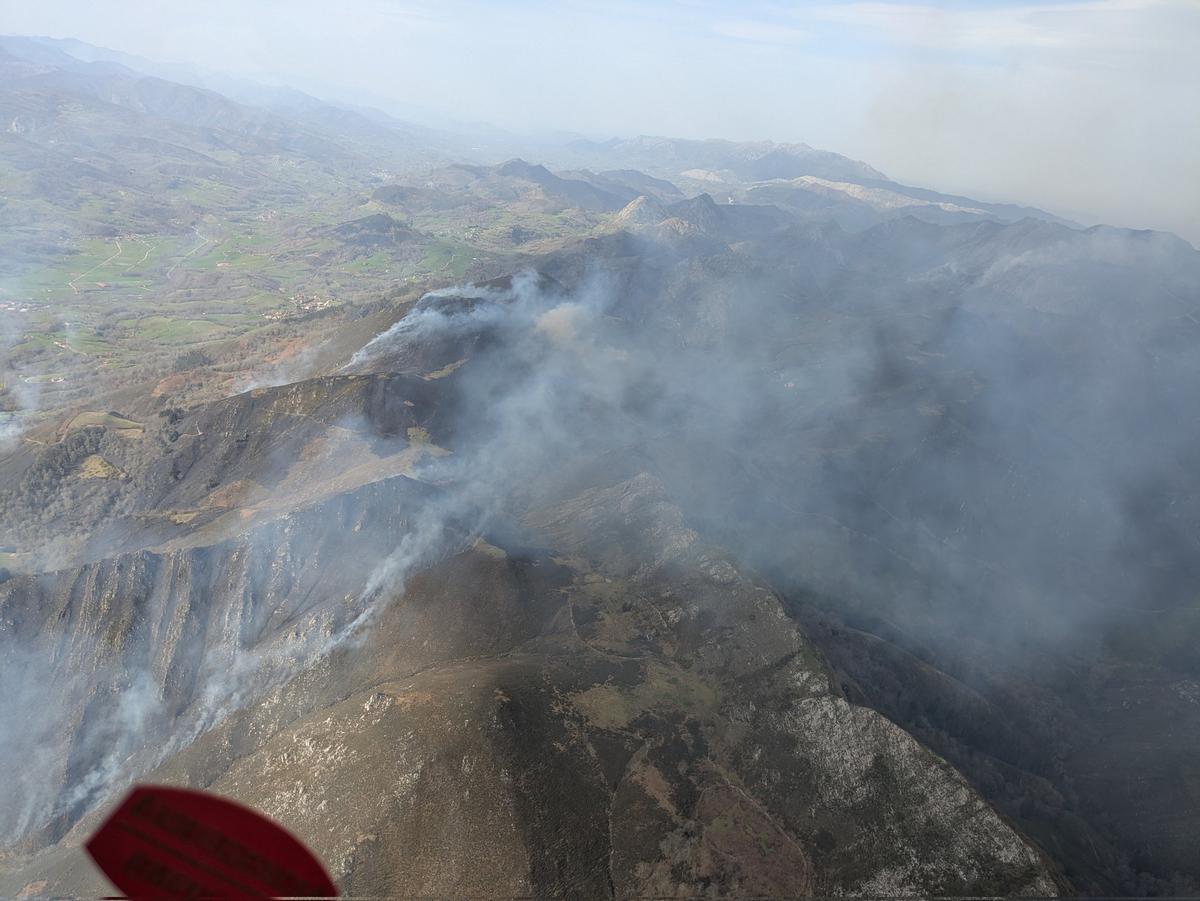 Uno de los fuegos de Cangas de Onís, visto desde el aire.