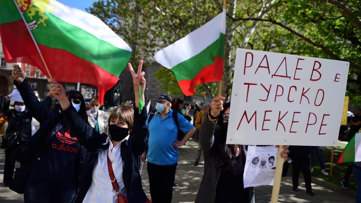 Manifestantes ondean banderas en Bulgaria.