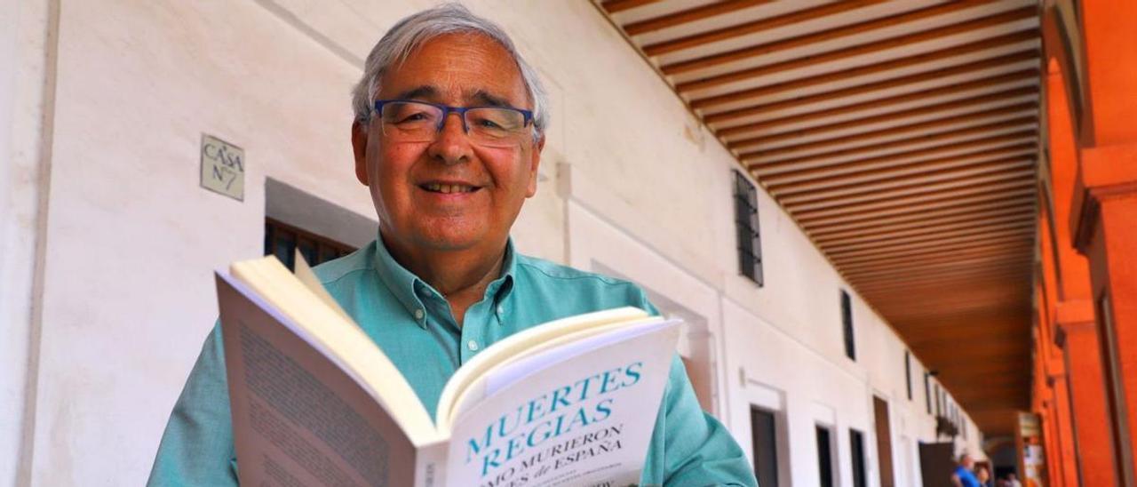 Manuel García Parody, con el libro ‘Muertes regias’ en las manos.