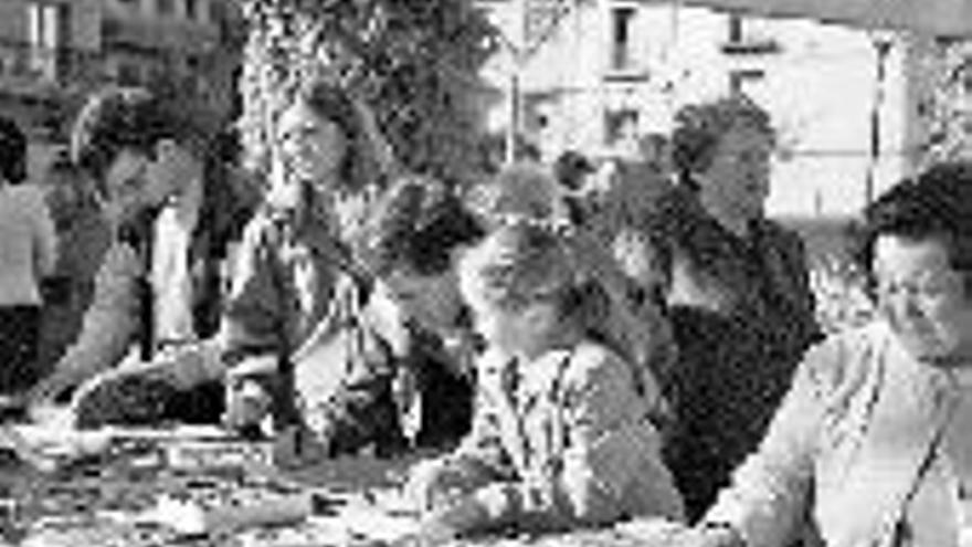 Los libros volvieron a la plaza España de Pina en San Jorge