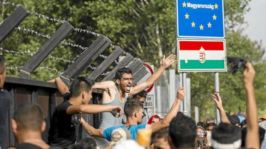 Desenes de refugiats protesten contra el tancament de la frontera d&#039;Hongria amb Sèrbia