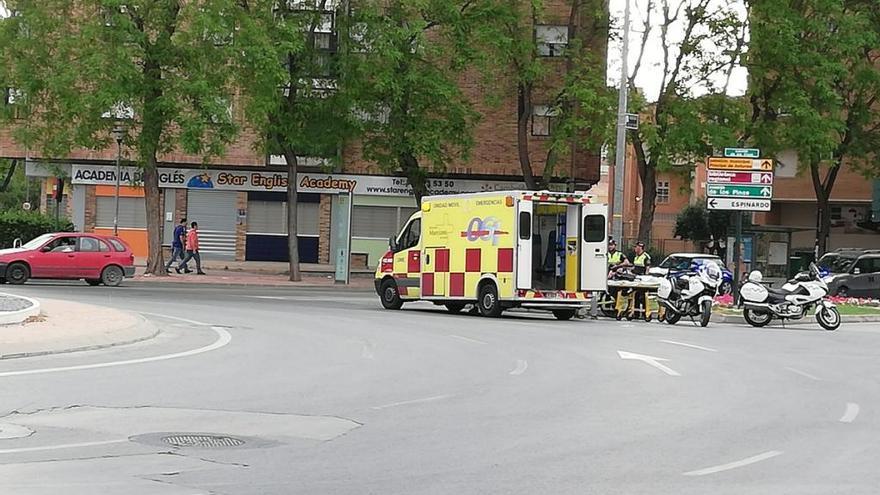 Sanitarios atienden al ciclista.