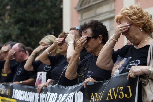 Las víctimas del metro se tapan los ojos para pedir «justicia ciega»