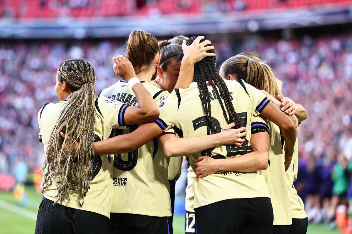 Las futbolistas celebran el gol de Pajor