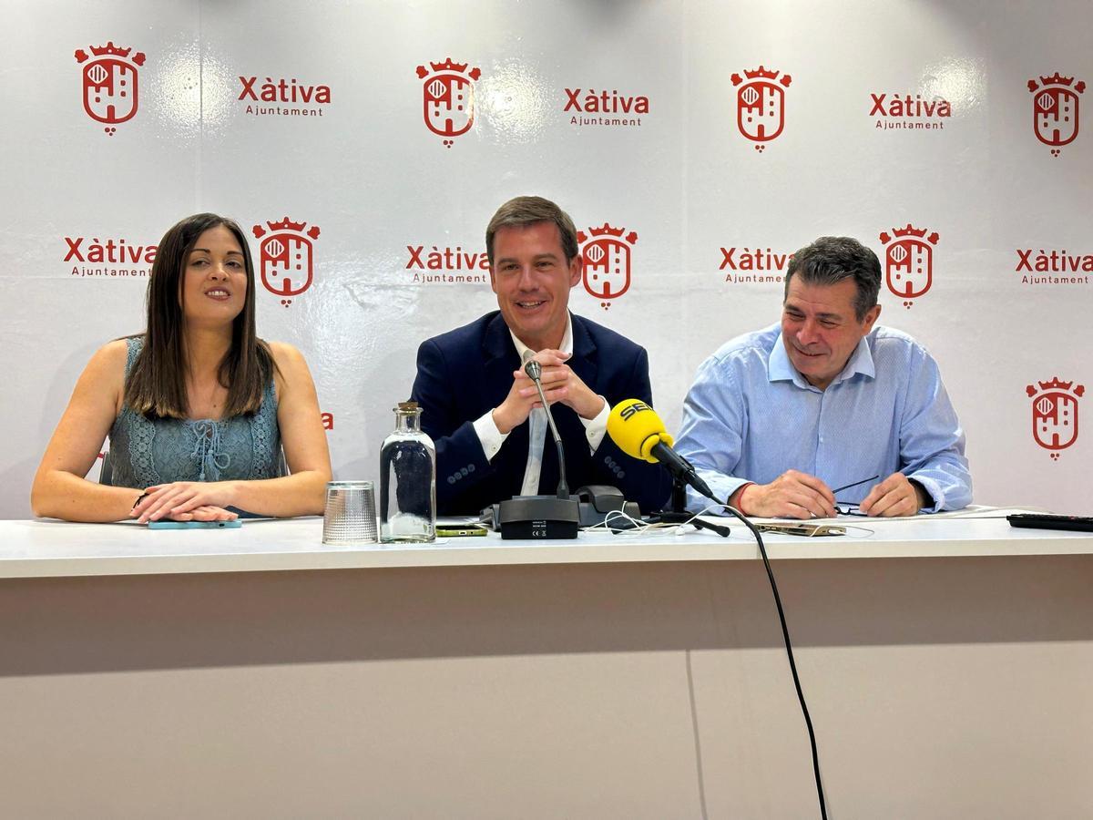 Cerdà, junto a Beltrán y Sisternes, en la llamada telefónica a las falleras mayores de Xàtiva de 2026.