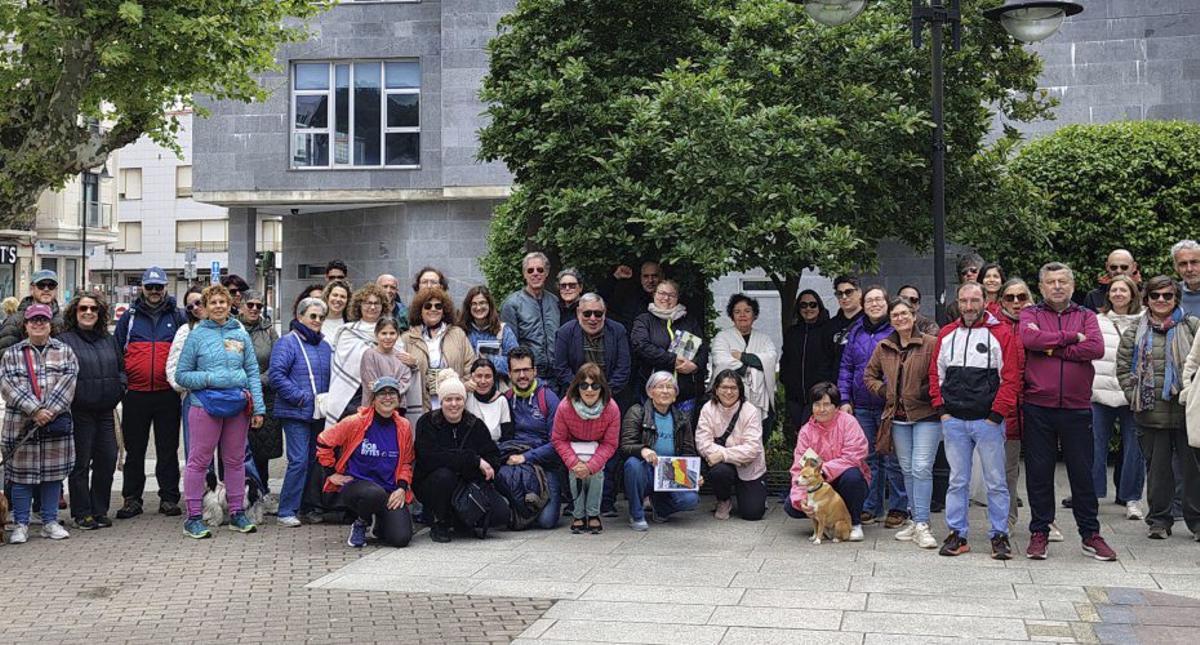 Integrantes en la ruta de la República, ayer, en Cangas.