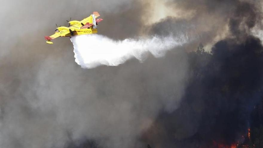 Cortada la autovía que une Oporto con Galicia por el avance del fuego