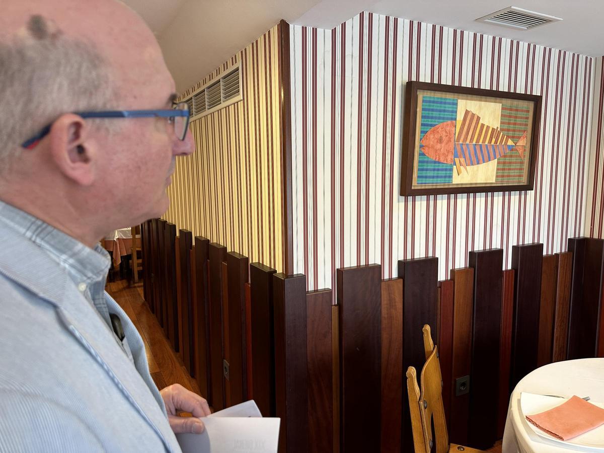 Orlando Pérez, observa el cuadro de Rodolfo Pico, artista treviense fallecido.