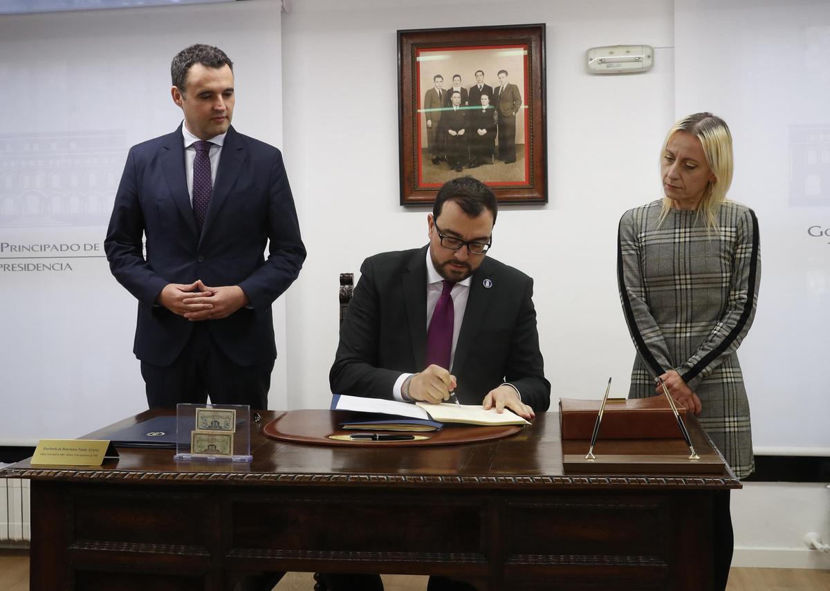 Imagen de archivo de la firma del Presupuesto por Adrián Barbón, con Guillermo Peláez y Mar García Salgado.