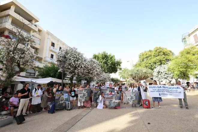 La concentración por la huelga de médicos organizada en Vara de Rey, en imágenes