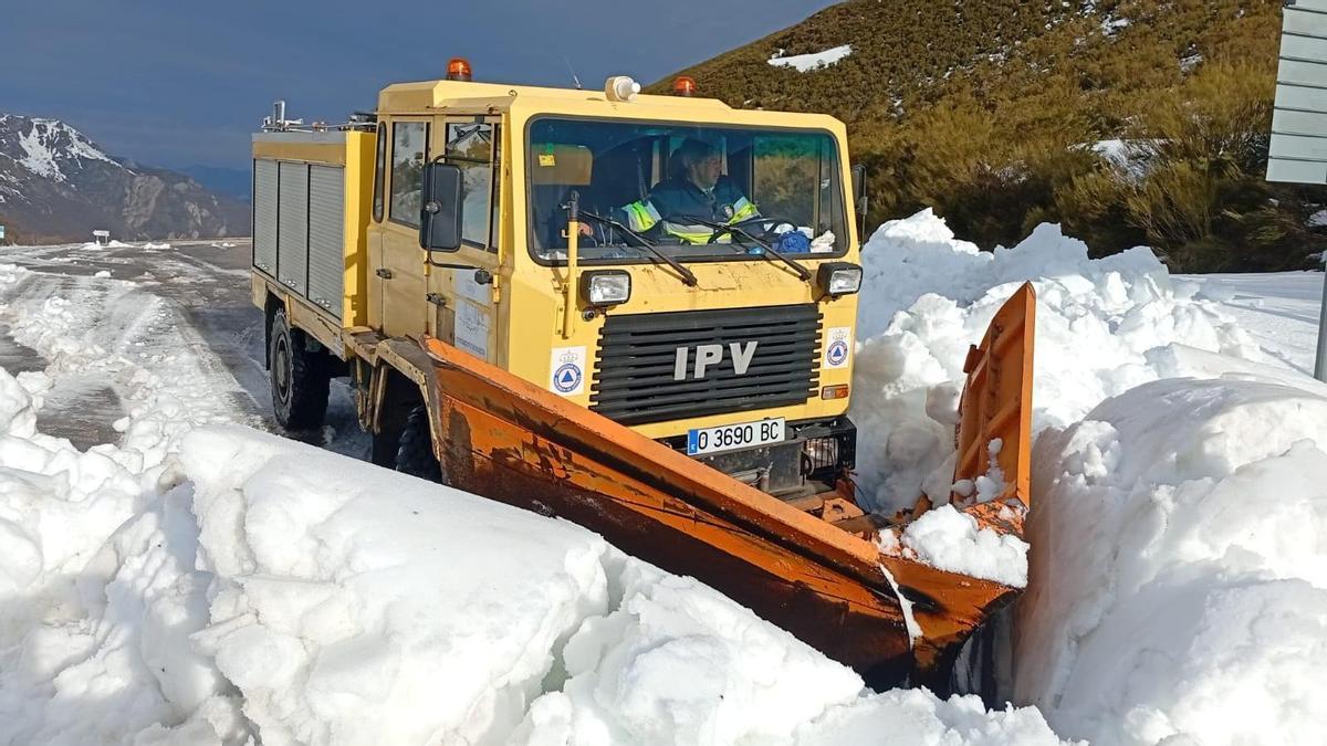 En imágenes: Somiedo abre camino entre la nieve para subir al alto de La Farrapona