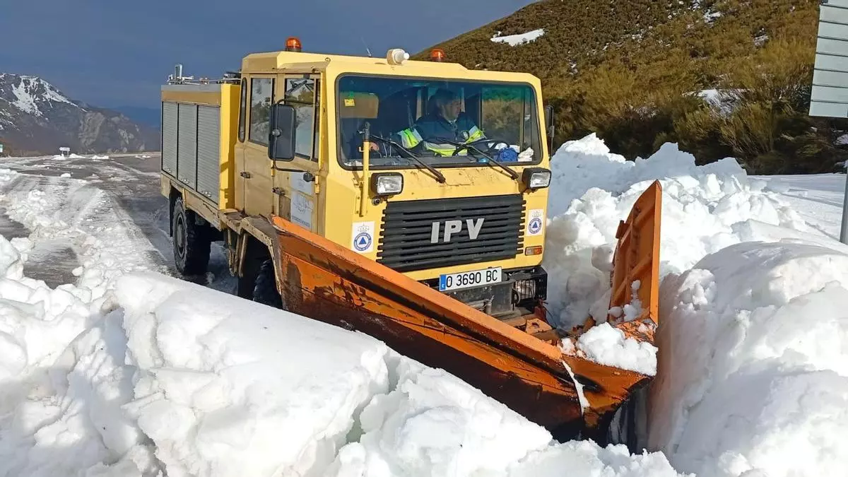 Ya se puede disfrutar del alto de La Farrapona: Somiedo despeja de nieve el acceso a la mítica cumbre con la vista puesta en la Semana Santa