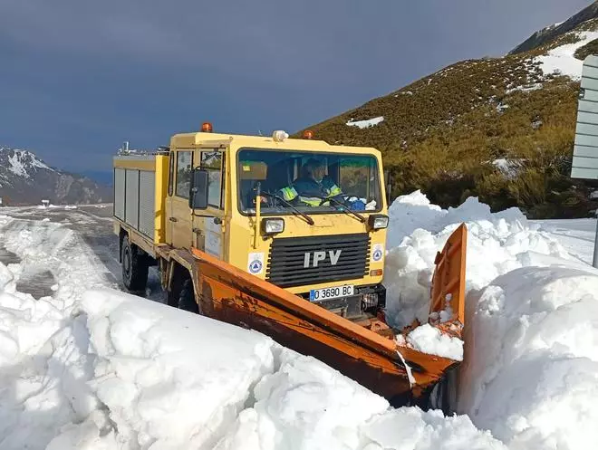 En imágenes: Somiedo abre camino entre la nieve para subir al alto de La Farrapona