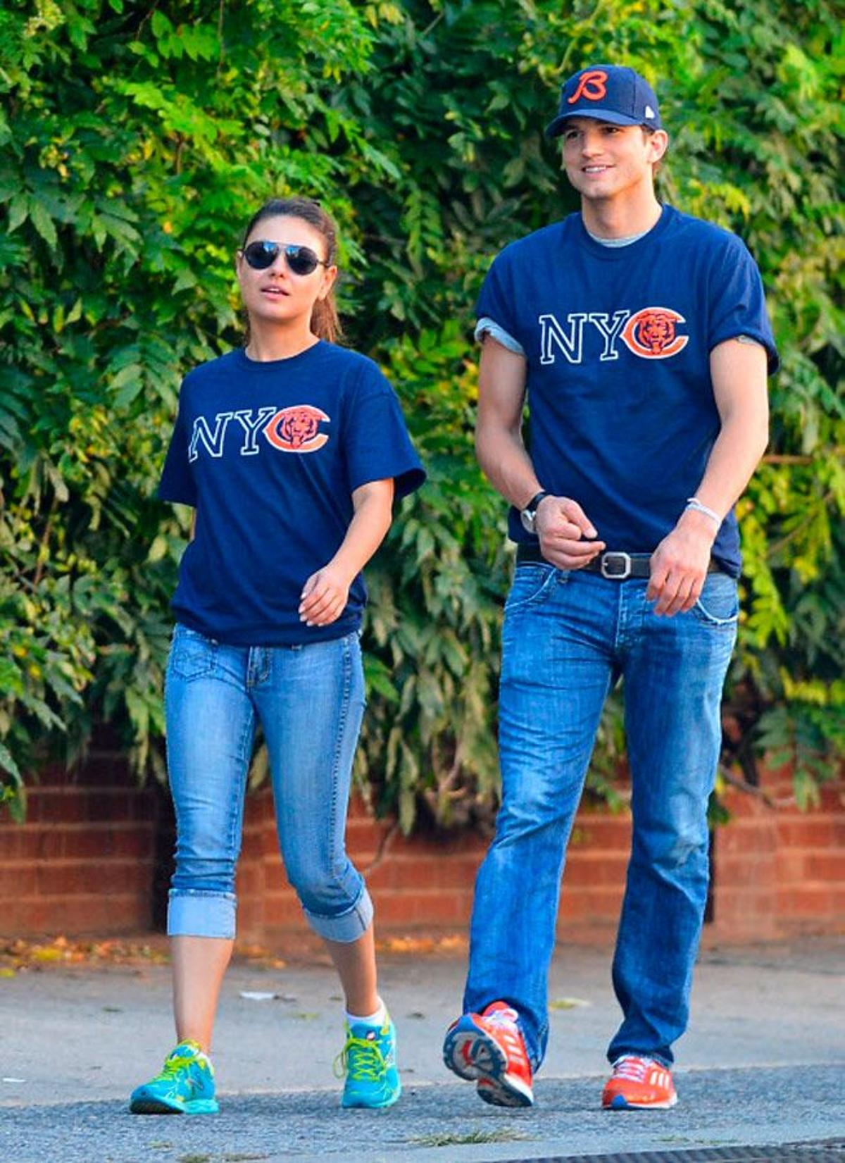 'Couple twinning': Mila Kunis y Ashton Kutcher con look 'sport'