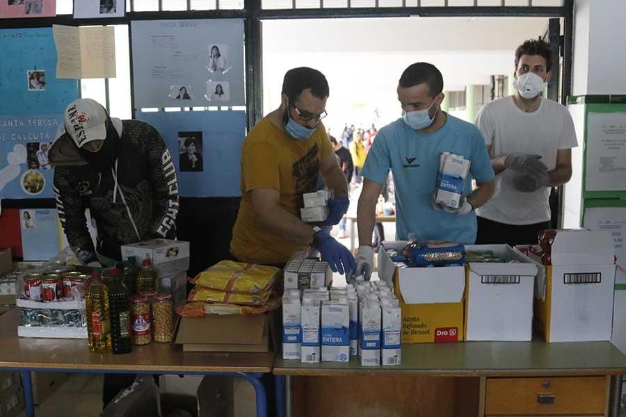 Reparto masivo de alimentos en el colegio Fernán Pérez de Oliva