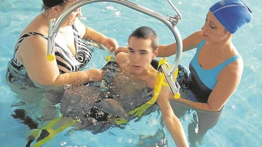 La piscina climatizada ya tiene la grúa que facilita el acceso a discapacitados