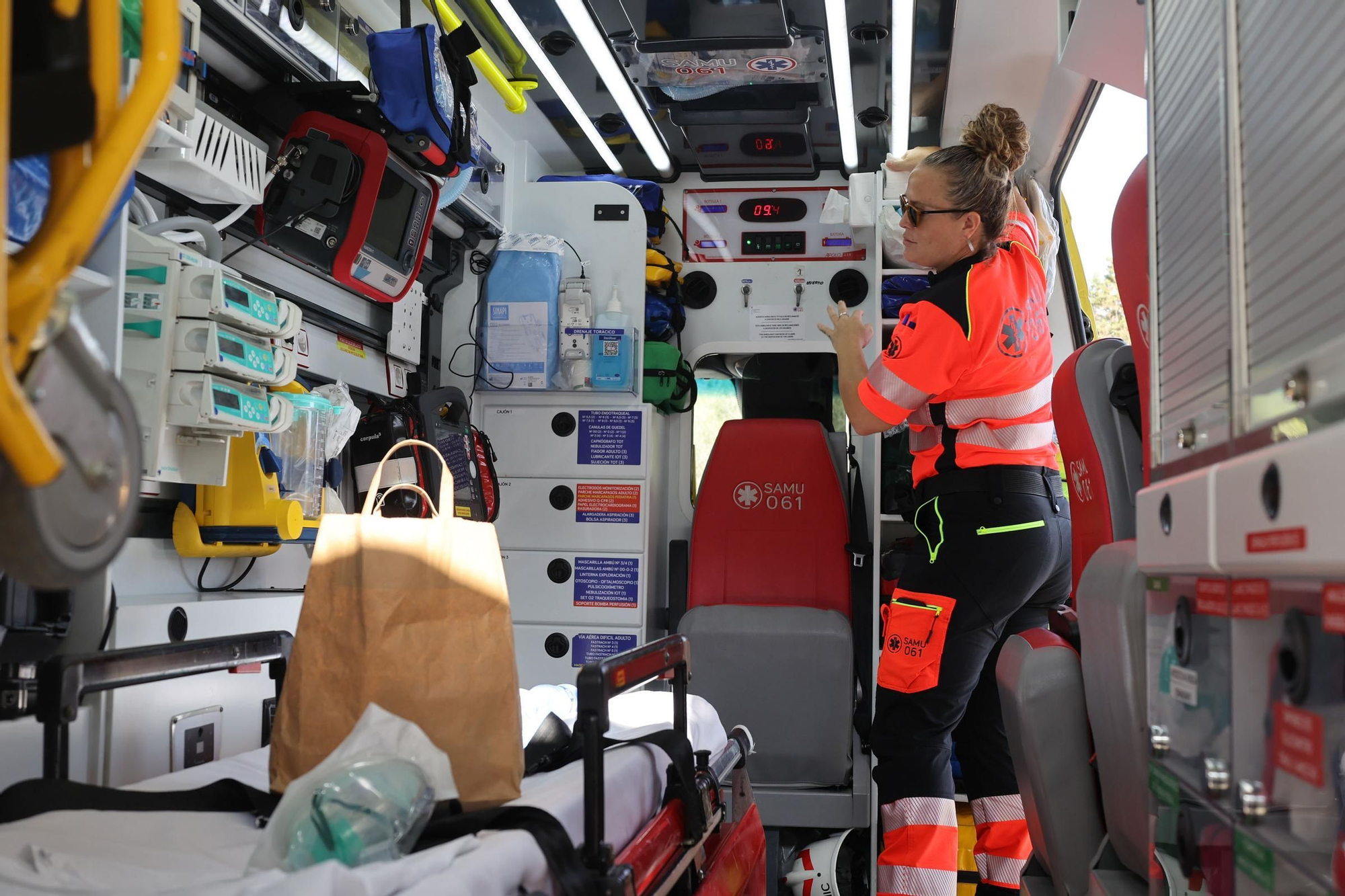 Una sanitaria trabaja en el interior de una ambulancia