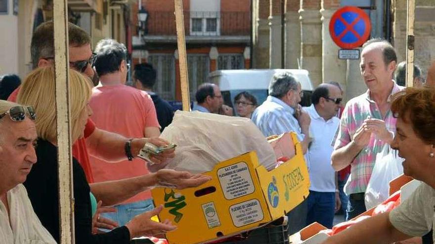 Expositores de pimientos en la feria del pasado año.