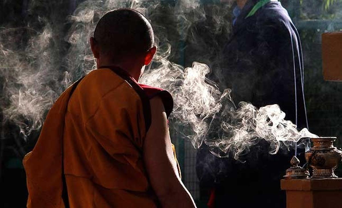 Un monjo budista espera per donar la benvinguda al Dalai-lama a l’Institut Tibetà de Medicina i Astrologia a Dharamsala (Índia).