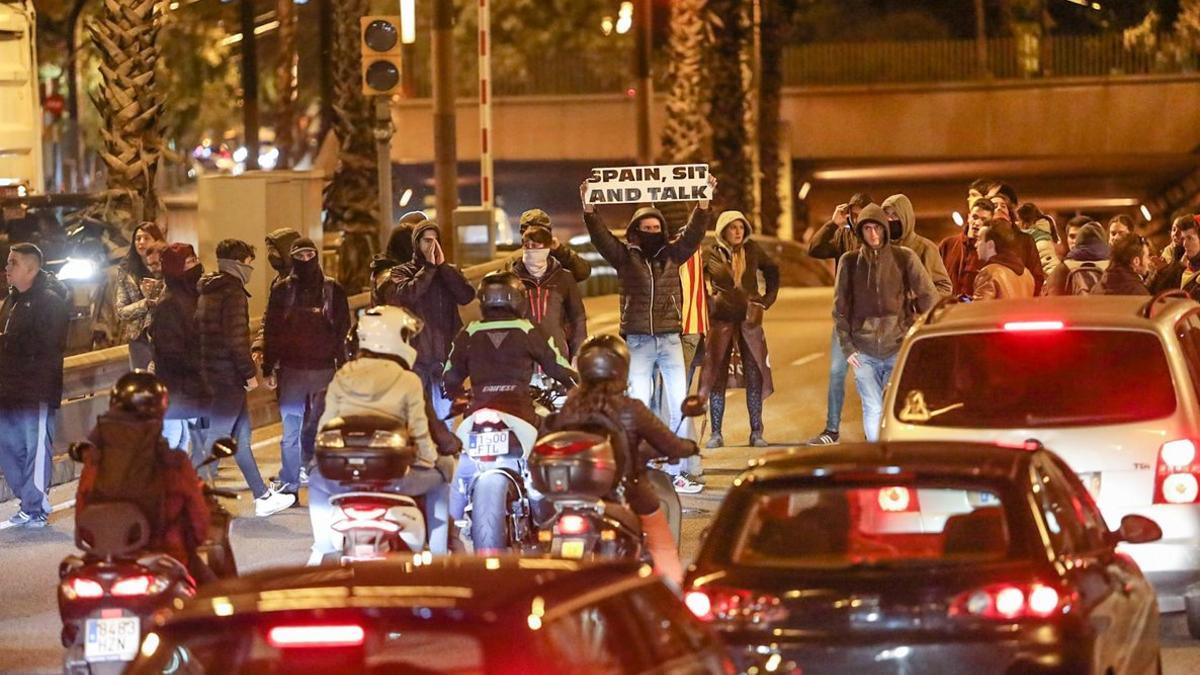 Corte de los CDR en Barcelona, la noche del martes.