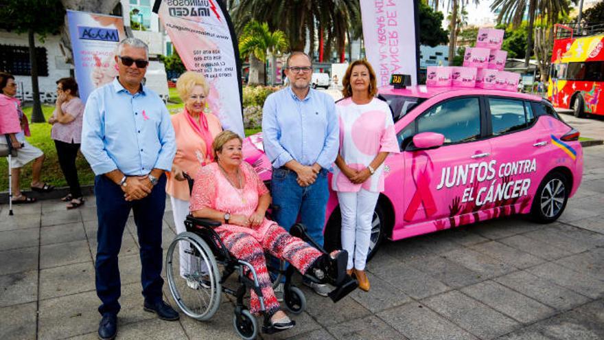 Un taxi rosa contra el cáncer de mama