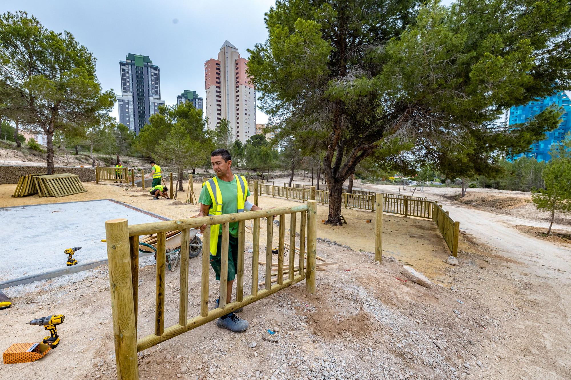 El Moralet de Benidorm: de vía del tren a 17 kilómetros de senderos. Las obras de mejora medioambiental de este pulmón verde avanzan a buen ritmo y podrían terminarse antes del plazo estipulado | La actuación abarca una superficie aproximada de un millón de metros cuadrados.