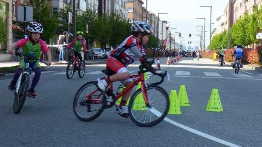 Prueba deportiva infantil, el domingo, en la avenida de Oviedo.