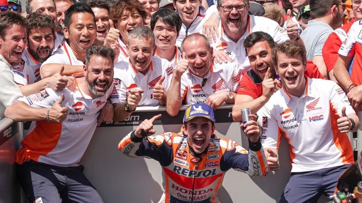 Marc Márquez (Honda) celebra con todo su equipo su triunfo en Francia.