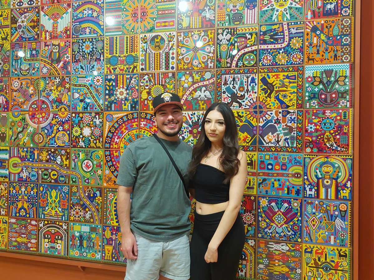 Los hermanos Ángel y Alina, estadounidenses de origen mexicano, posan ante una de las piezas del Museo Nacional de Arte Mexicano de Chicago.