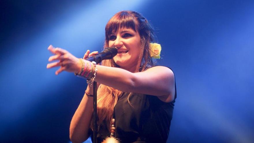 Rozalén durante un concierto en la playa de Poniente de Gijón en 2015