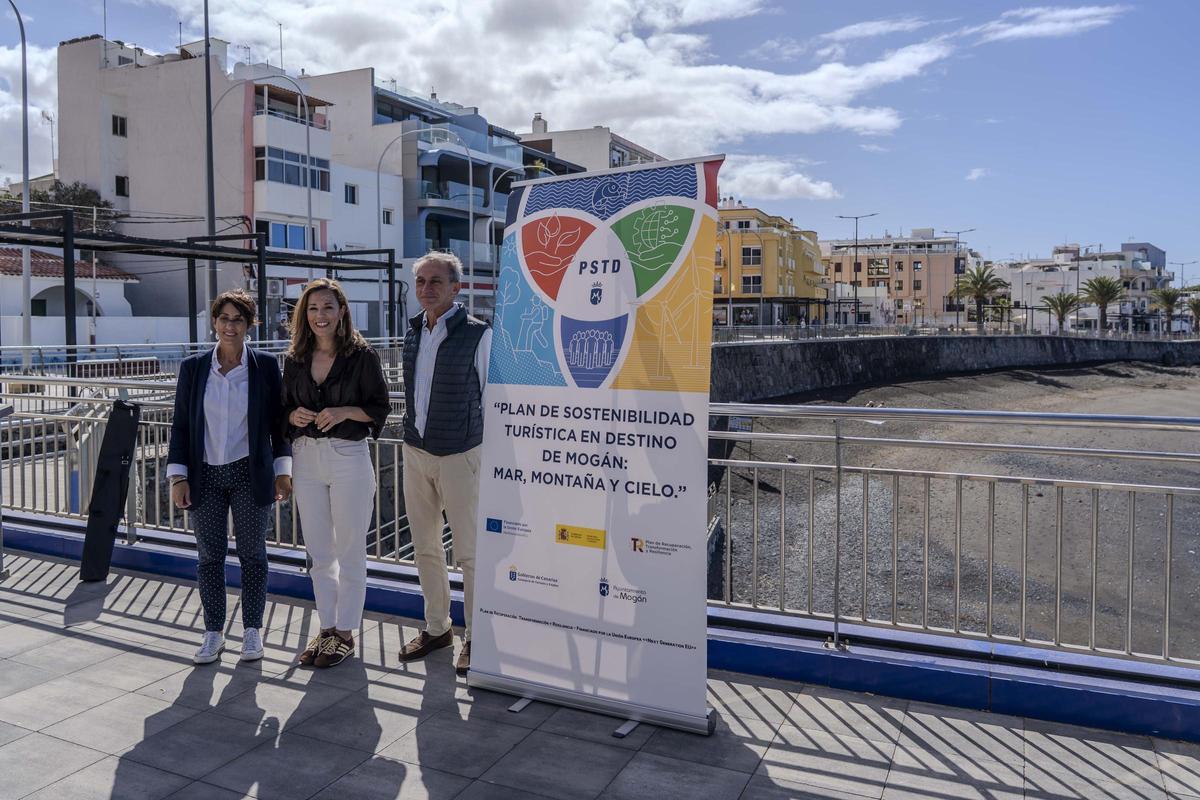 Por la izquierda, la alcaldesa Onalia Bueno, junto con la consejera de Turismo y Empleo, Jessica de León, y el director general de Infraestructura, Sostenibilidad y Calidad Turística, Héctor Mateo, durante la visita en Arguineguín.