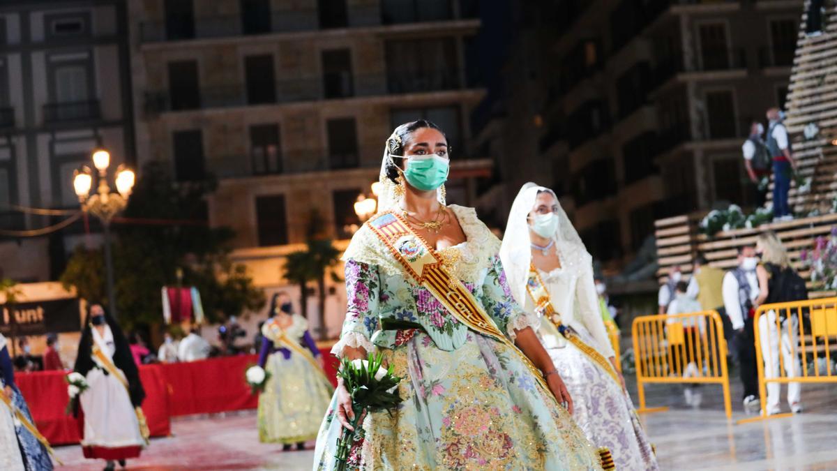 Búscate en el primer día de la ofrenda por la Calle Caballeros de las 21:00 a las 22:00