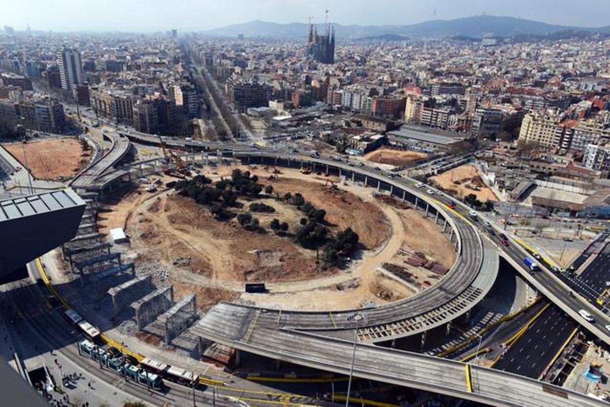 Obres de desconstrucció del tambor viari de la plaça de les Glòries, el 12 de març.
