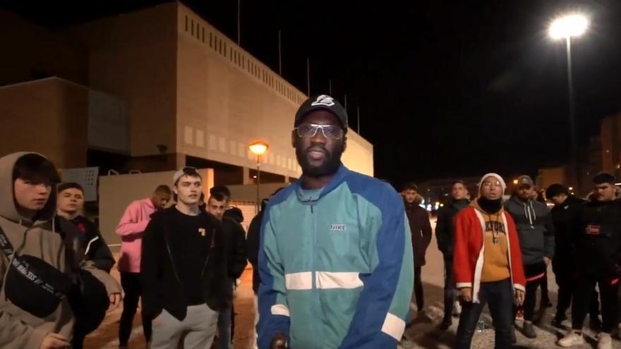 J. Efe durante su rap en el parking del Augusta