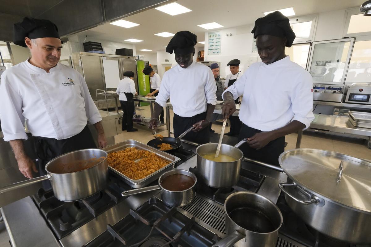 Estudiantes migrantes en la FP de Cocina y Restauración del CIFP en Santa María de Guía Estudiantes migrantes en la FP de Cocina y Restauración del CIFP en Santa María de Guía