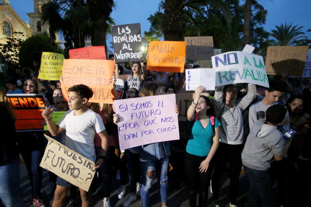 Unos 250 alumnos, profesores y padres secundan la protesta contra la Lomce y las nuevas pruebas en Torrevieja