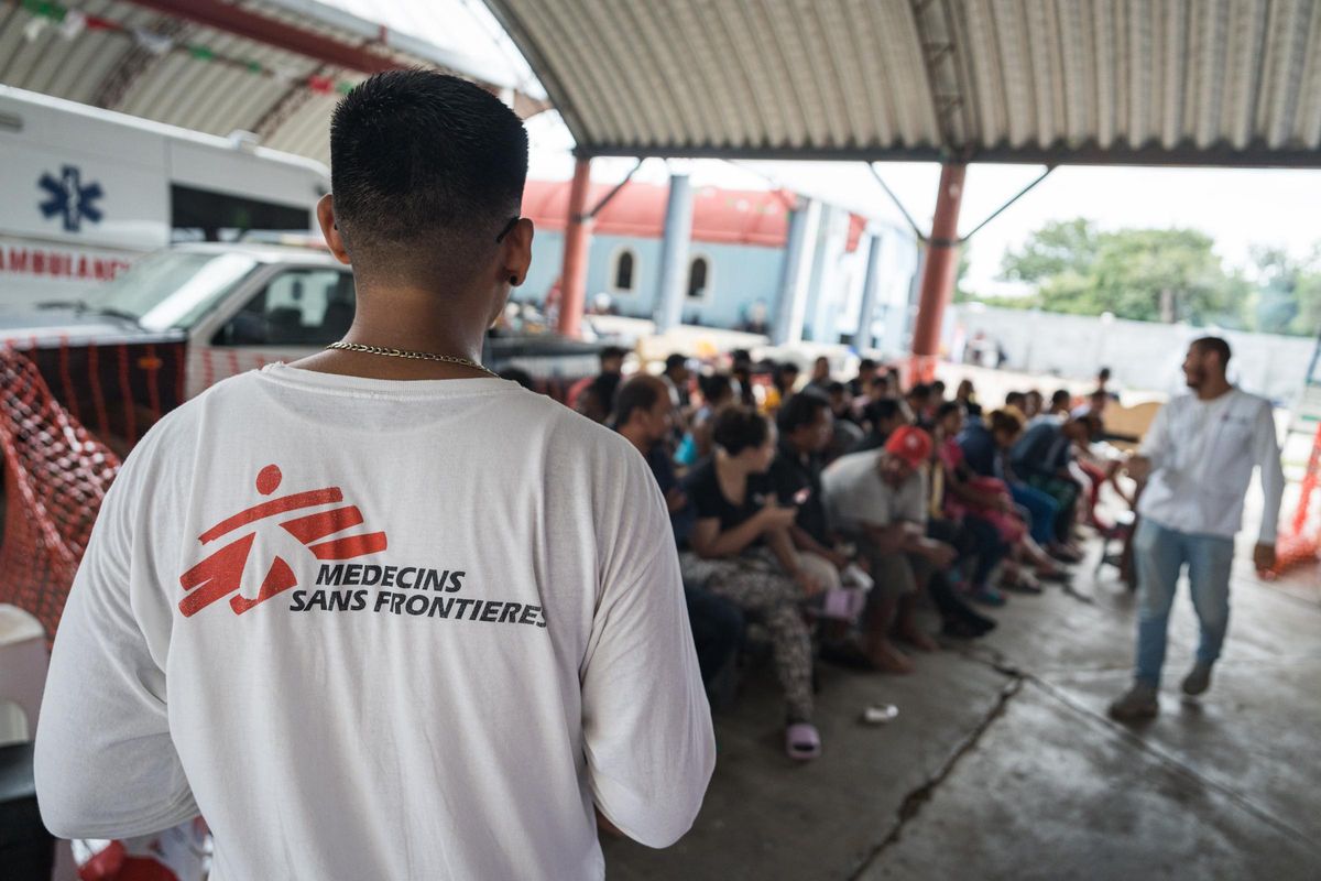 Personal de Médicos sin Fronteras asiste a migrantes recién llegados a la ciudad de La Venta, en el estado mexicano de Oaxaca.