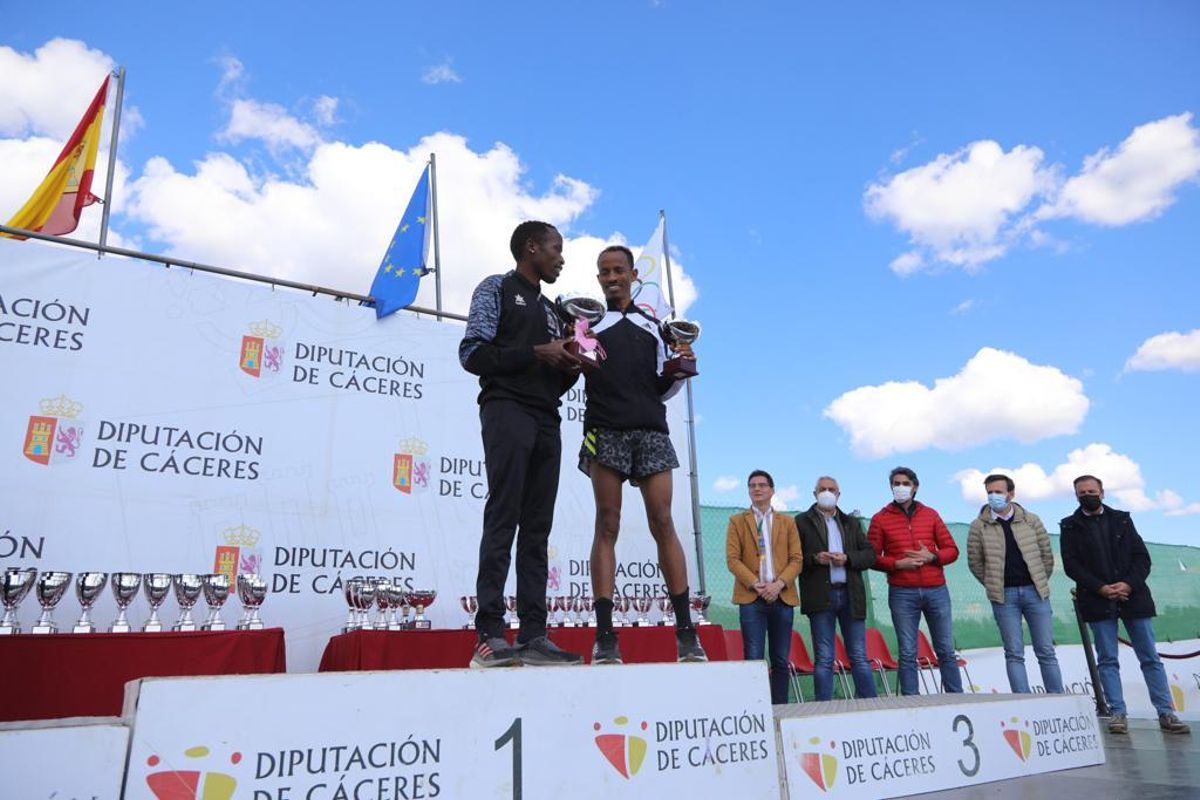 Thierry Ndikumwenayo, en el podio junto a Aaron Kifle.