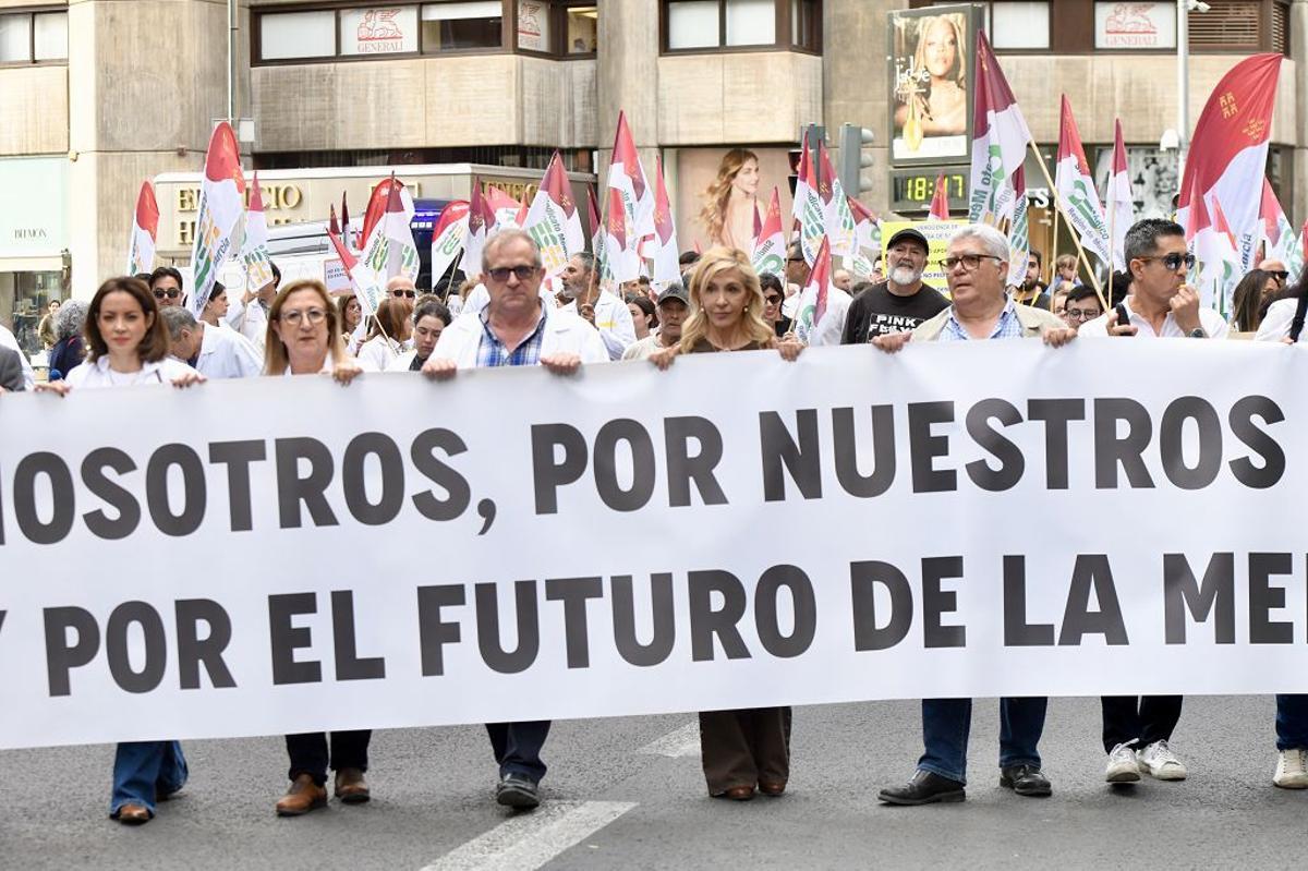 Las imágenes de la protesta de médicos contra el Estatuto Marco este miércoles en Murcia