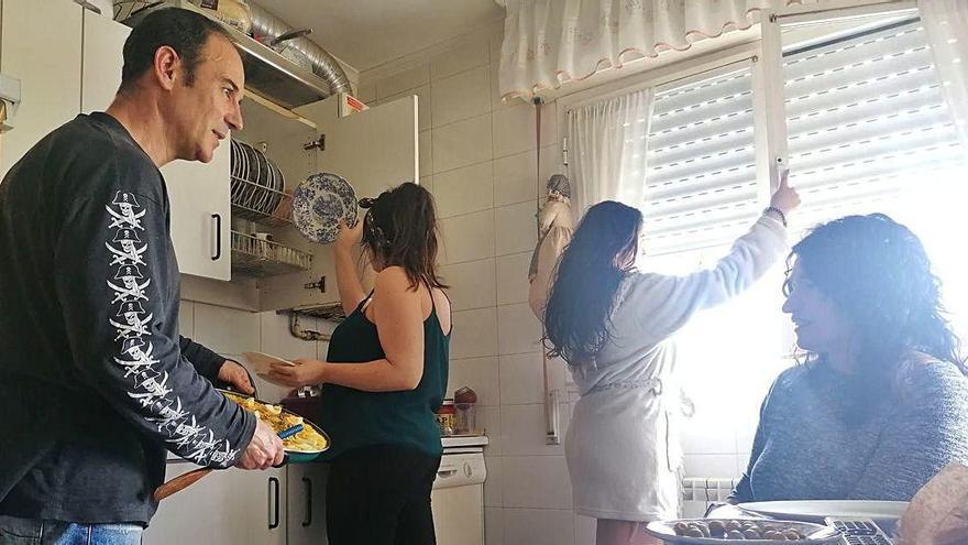 Una familia de zamoranos comparte el espacio en la cocina de su casa.