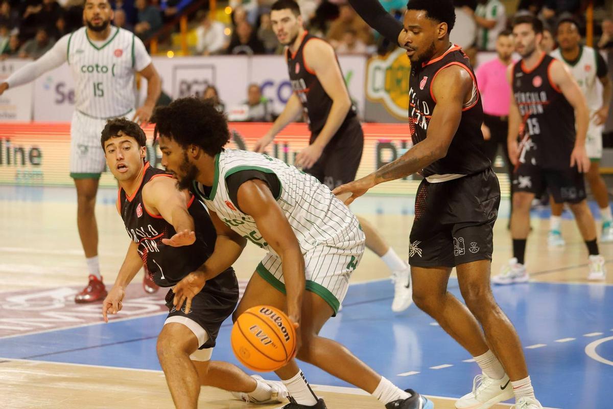 Jacques Guemeta controla el balón.