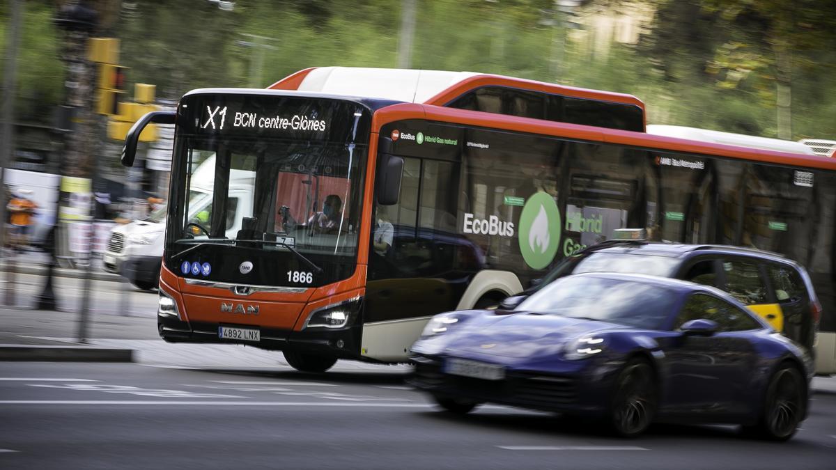 El bus exprés X1, estrenado en septiembre, circula veloz por las calles de Barcelona
