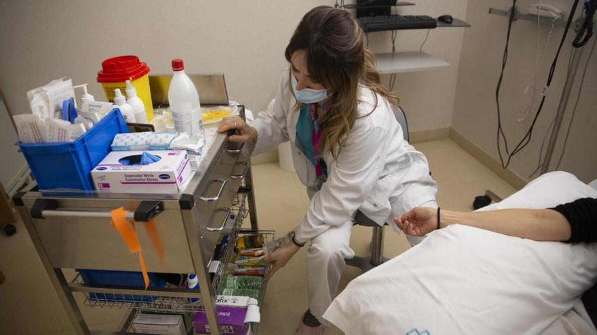 Pacientes de cáncer recibiendo un tratamiento.