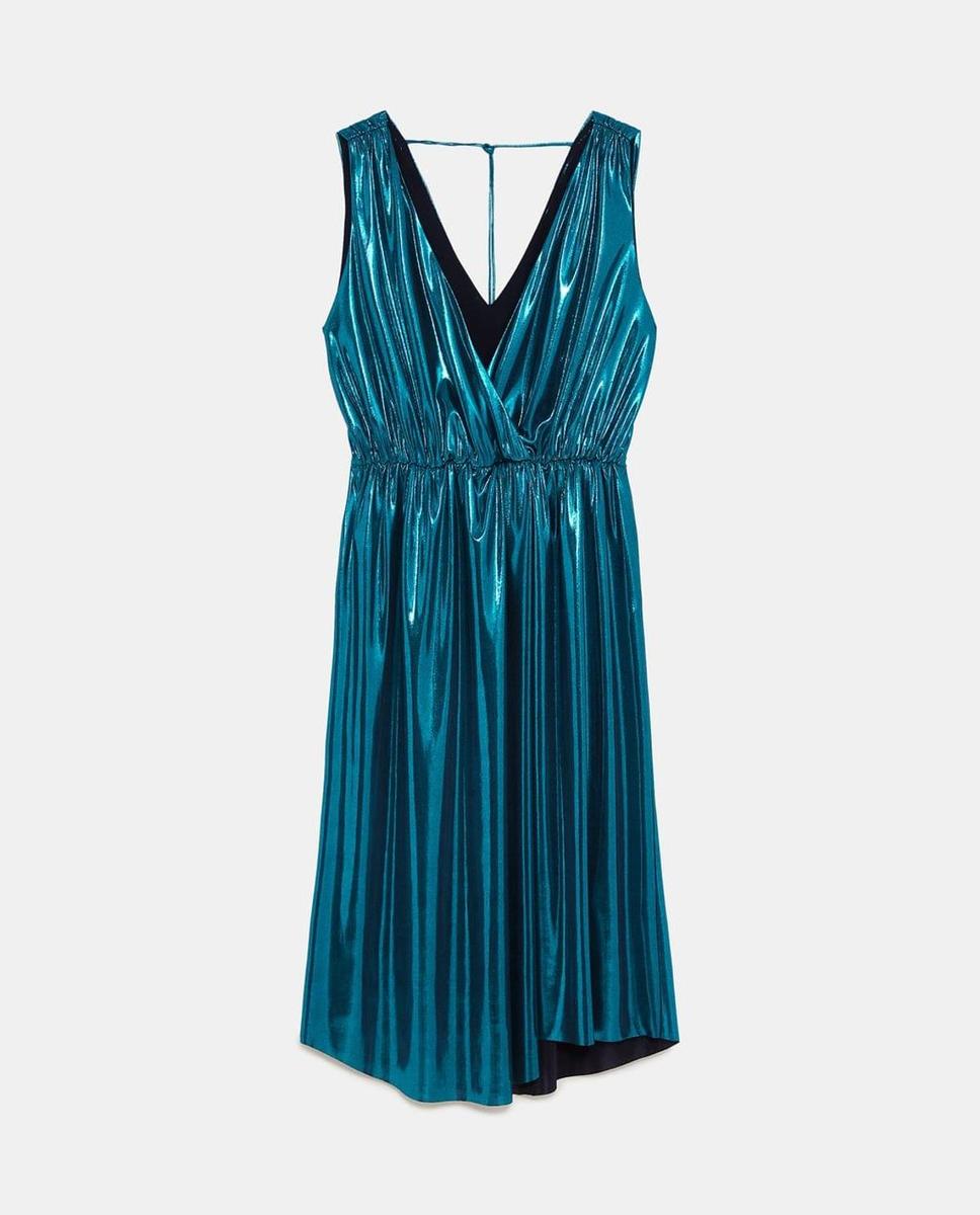 Vestido fluido metalizado de Zara. (Precio: 39, 95 euros)