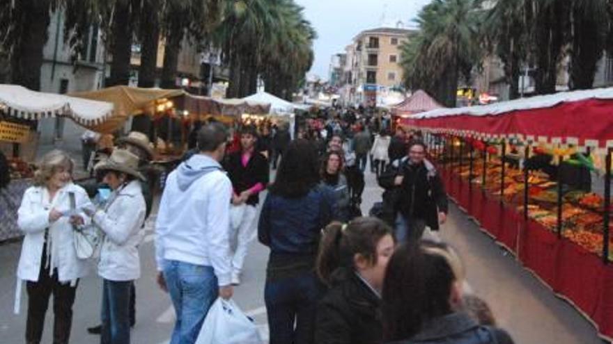 Las autoridades, en el momento de inaugurar la feria.