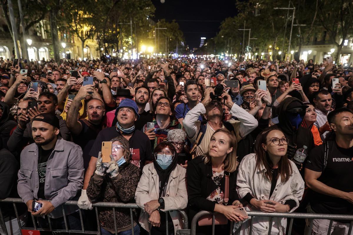 Los diables incendian el Passeig de Gràcia durante el correfoc de la Mercè.