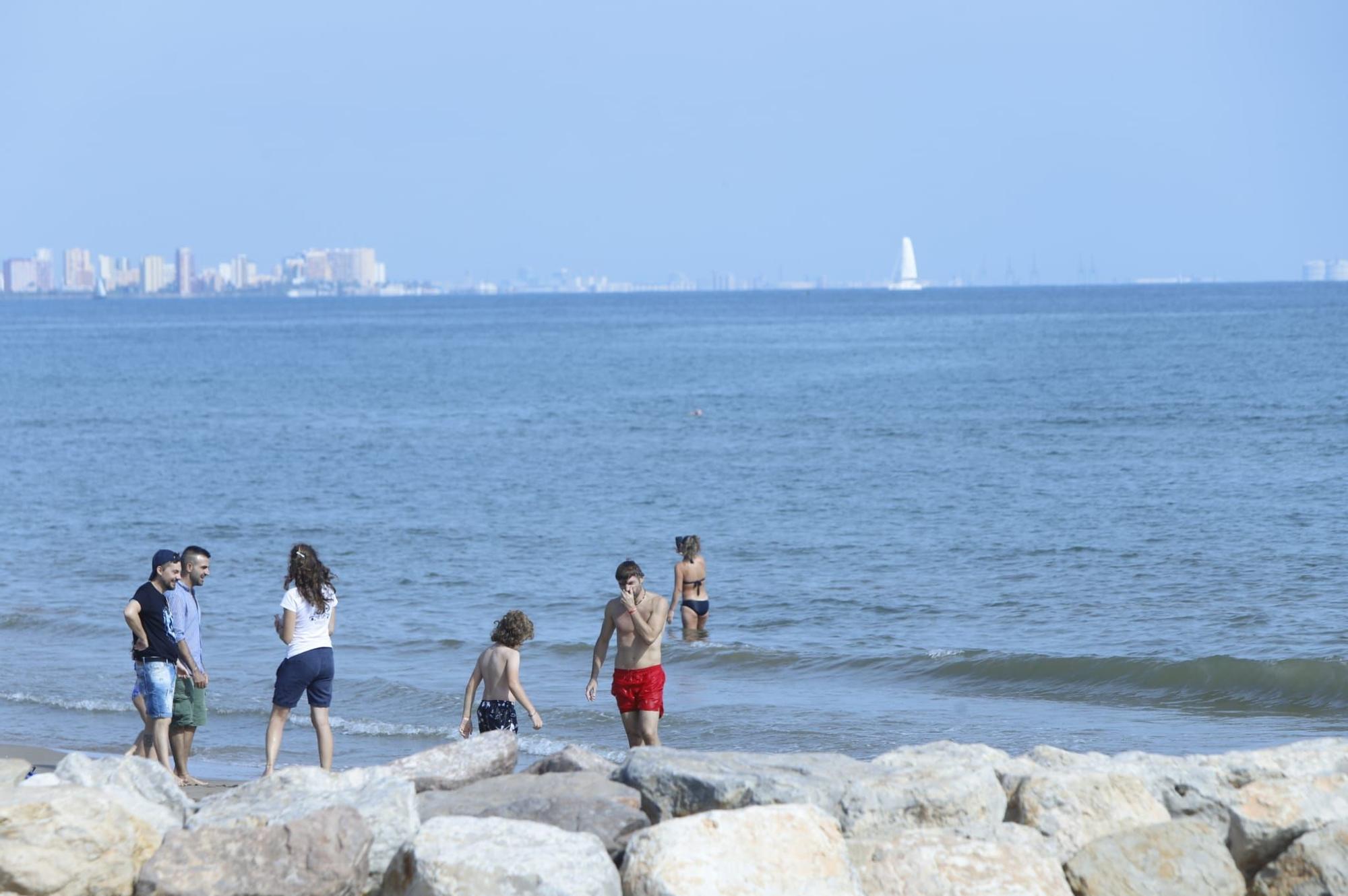 Llenazo en las playas de València este domingo, 15 de octubre