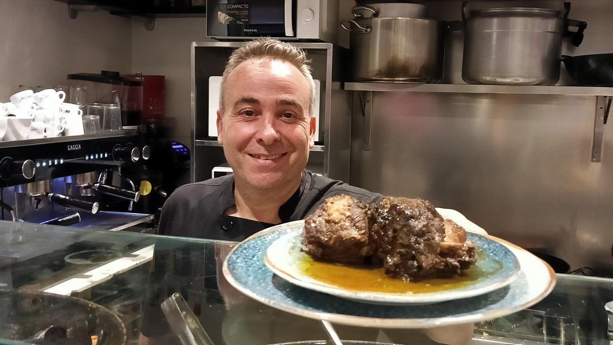 David Pérez y el guiso de rabo en su bar del Mercat del Ninot.